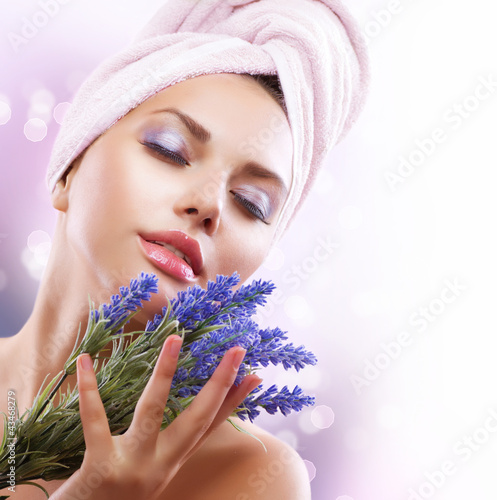 Foto: Spa Girl with Lavender Flowers. Beautiful Young Woman After Bath Spa Girl with Lavender Flowers. Beautiful Young Woman After Bath