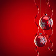 Illustration: Weihnachtsbaumkugeln mit Kräuselband auf rotem Hintergrund Weihnachtsbaumkugeln mit Kräuselband auf rotem Hintergrund