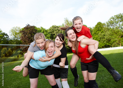Photo: Fußballerinnen jubeln über Sieg Fußballerinnen jubeln über Sieg