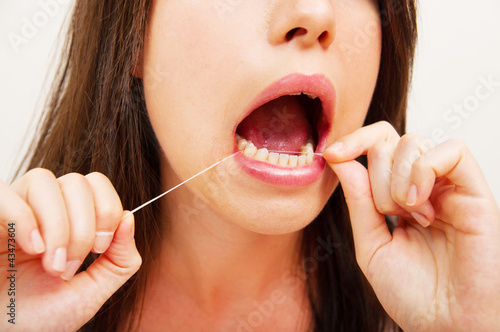 Foto: Portrait of a young woman flossing Portrait of a young woman flossing