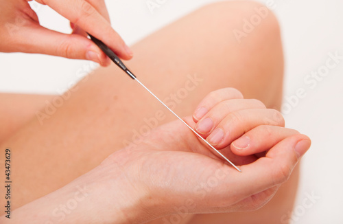 Foto: CLoseup view of manicure treatment using nail file CLoseup view of manicure treatment using nail file