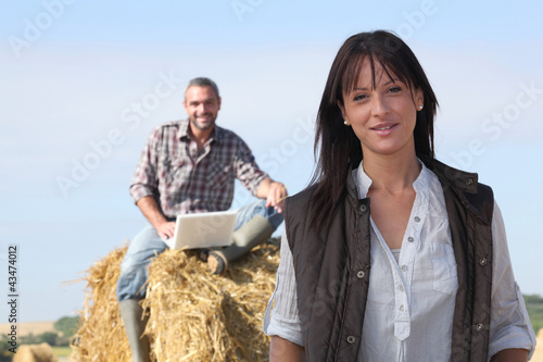 Foto : happy couple relaxing in their farm happy couple relaxing in their farm