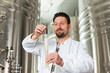 Foto: Braumeister für Bier in seiner Brauerei Braumeister für Bier in seiner Brauerei
