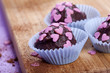 Schokoladen Pralinen mit rosa Herzen