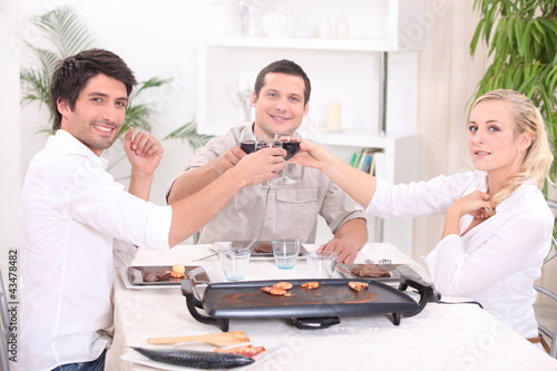Foto: Friends having dinner at home Friends having dinner at home