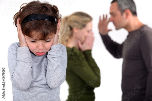 Foto: Young girl trying to block out the sound of her parents arguing Young girl trying to block out the sound of her parents arguing