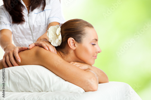 Foto: Beautiful woman at massage procedure Beautiful woman at massage procedure