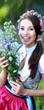 blaues Dirndl und blaue Blüten