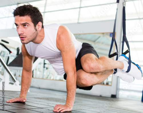 Foto: Strong man at the gym Strong man at the gym