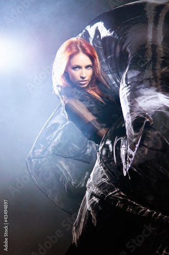 Foto: Fashion shoot of a young redhead woman in a mystique dress Fashion shoot of a young redhead woman in a mystique dress