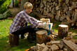 Frau am Holzspalter Brennholz
