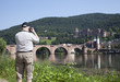 Tourist am Neckar in Heidelberg