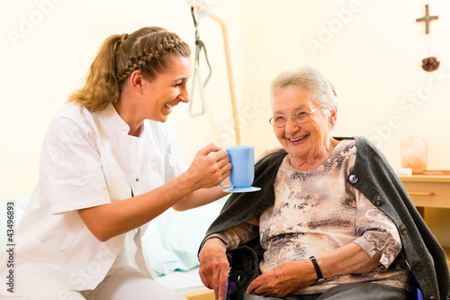 Foto : Alter und Pflege - Pflegerin und Seniorin im Altenheim Alter und Pflege - Pflegerin und Seniorin im Altenheim
