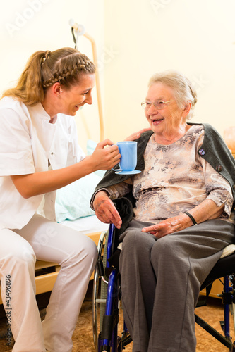 Foto: Alter und Pflege - Pflegerin und Seniorin im Altenheim Alter und Pflege - Pflegerin und Seniorin im Altenheim