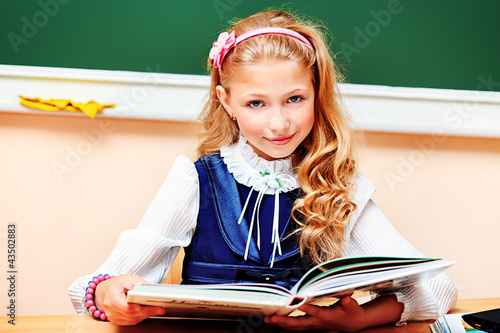 Foto: reading girl reading girl
