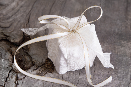 Photo: Ein Weihnachtsgeschenk mit weißer Spitze Ein Weihnachtsgeschenk mit weißer Spitze