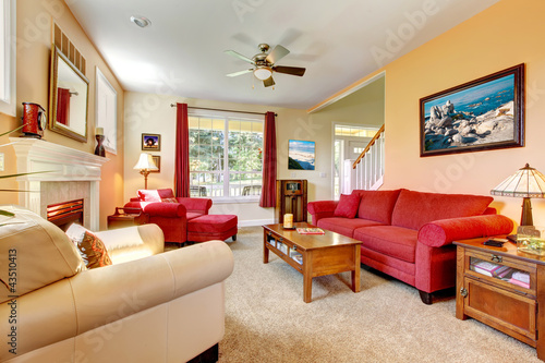Foto: Peach and red beautiful living room interior with fireplace. Peach and red beautiful living room interior with fireplace.