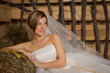 Foto: Autumn portrait of a beautiful young bride Autumn portrait of a beautiful young bride