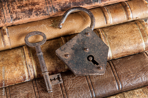 Foto: Locked books Locked books