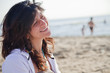 Giovane donna sorride sulla spiaggia