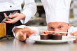 Koch als Patissier kocht im Restaurant Dessert