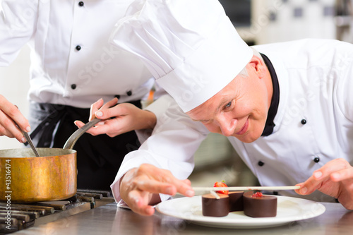 Photo: Koch als Patissier kocht im Restaurant Dessert Koch als Patissier kocht im Restaurant Dessert