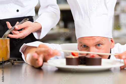Foto: Koch als Patissier kocht im Restaurant Dessert Koch als Patissier kocht im Restaurant Dessert