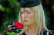 Witwe mit Schleier und Rose