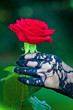 Witwe mit Schleier und Rose
