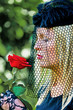 Witwe mit Schleier und Rose