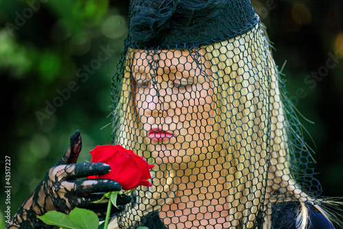 Photo: Witwe mit Schleier und Rose Witwe mit Schleier und Rose
