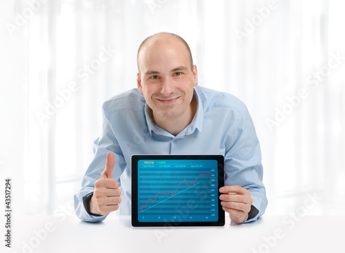 Foto: Man showing growth graph Man showing growth graph