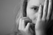 Foto: Portrait of very young depressed woman/girl(black and white) Portrait of very young depressed woman/girl(black and white)
