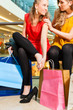 Zwei Freundinnen beim Shoppen in einer Mall