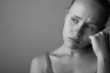 Foto: Portrait of very young depressed woman/girl(black and white) Portrait of very young depressed woman/girl(black and white)