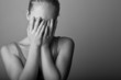 Foto: Portrait of very young depressed woman/girl(black and white) Portrait of very young depressed woman/girl(black and white)