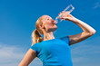 Foto: young female athlete drinkig water to refresh during a training young female athlete drinkig water to refresh during a training