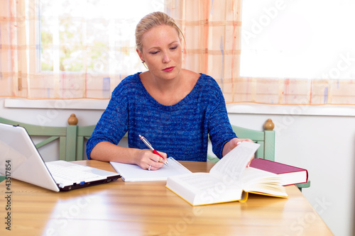 Foto: Studentin lernt für ihr Studium Studentin lernt für ihr Studium