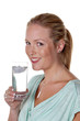 Frau trinkt ein Glas Wasser