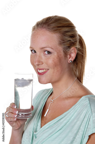 Foto: Frau trinkt ein Glas Wasser Frau trinkt ein Glas Wasser