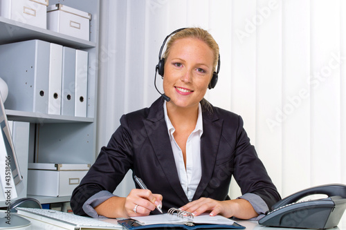 Foto : freundliche Frau mit Headset im Kundendienst freundliche Frau mit Headset im Kundendienst