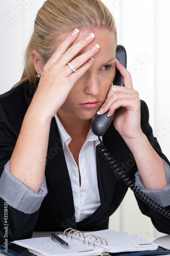 Photo: frustrierte Frau mit Telefon im Büro frustrierte Frau mit Telefon im Büro