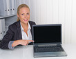 Frau mit Laptop im Büro