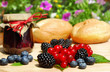 Foto: Frühstück mit Waldfruchtmarmelade Frühstück mit Waldfruchtmarmelade