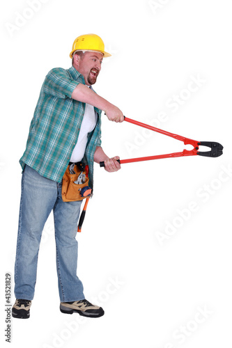 Foto: Aggressive man using bolt-cutters Aggressive man using bolt-cutters