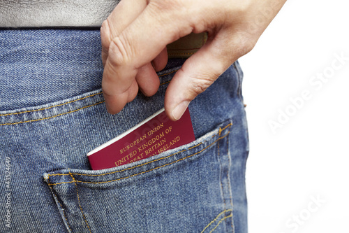 Photo: Man being pickpocketed Man being pickpocketed