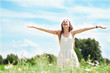 Foto: Woman with arms outstretched Woman with arms outstretched