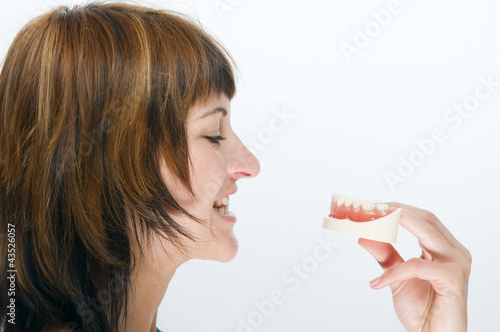 Foto: artificial and healthy teeth artificial and healthy teeth