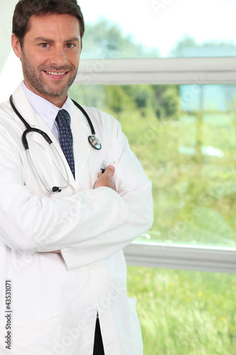 Foto: doctor near a window doctor near a window