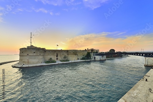 Photo: Taranto - tramonto sul canale nabigabile Taranto - tramonto sul canale nabigabile